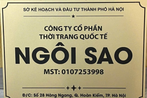 Biển công ty in uv lên alu nhũ vàng